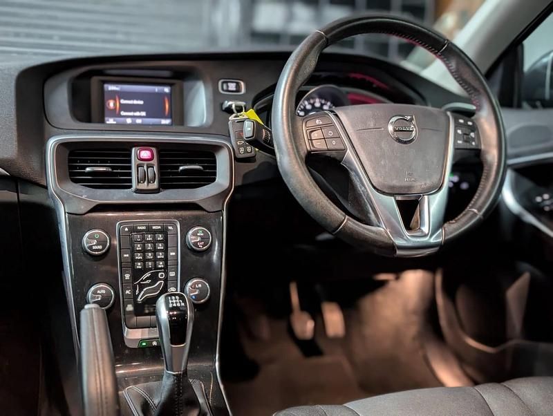 Used Volvo V40 Momentum 122 HP (89 kW) 2018 Grey Hatchback