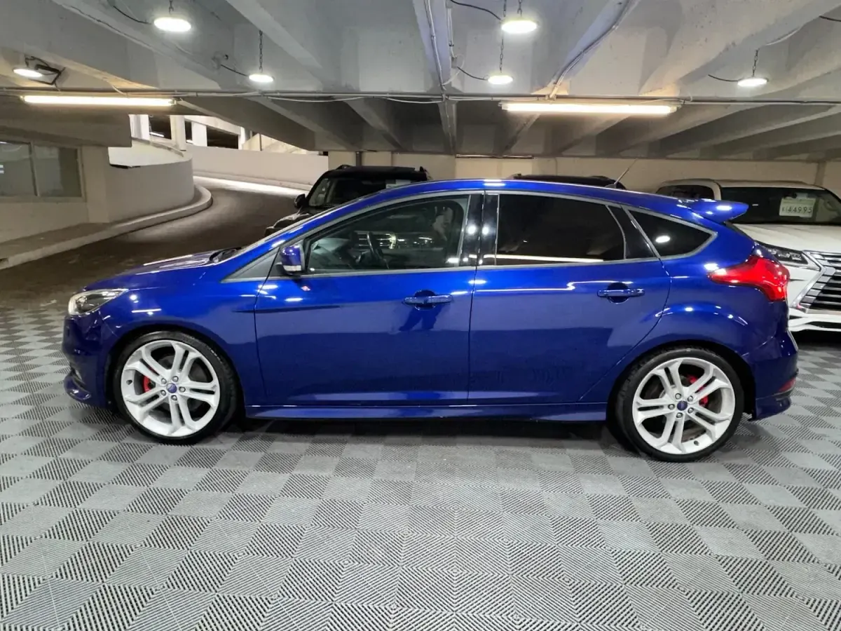 Used Ford Focus ST 2016 Blue Hatchback