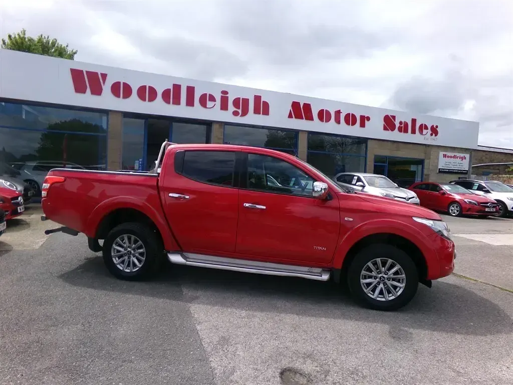 Used Mitsubishi L200 178 HP (130 kW) 2017 Red Pickup