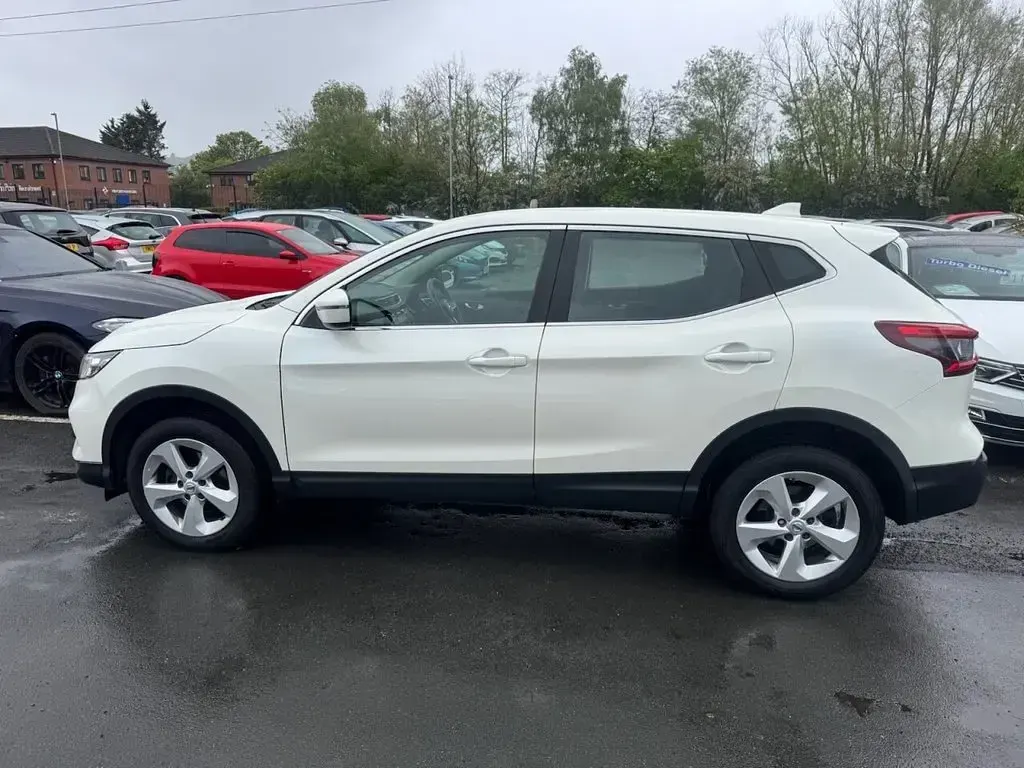 Used Nissan Qashqai Acenta Premium 115 HP (84 kW) 2019 White SUV