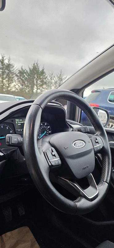 Usado Ford Fiesta Zetec 70 HP (51 kW) 2017 Azul Citadino