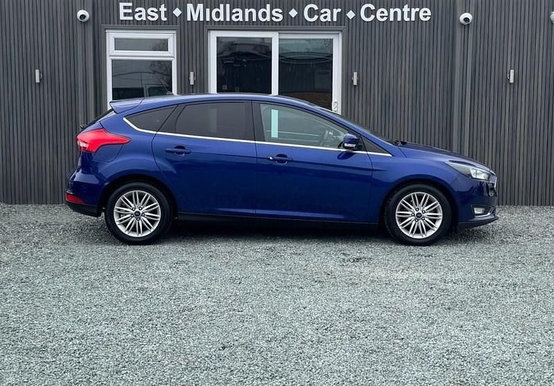 Usado Ford Focus Zetec 2017 Azul Citadino