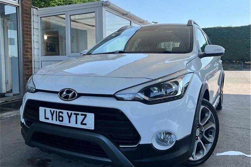 White Used 2016 Hyundai i20 Active Hatchback | £8,595 (Fair price) - Image 1/4