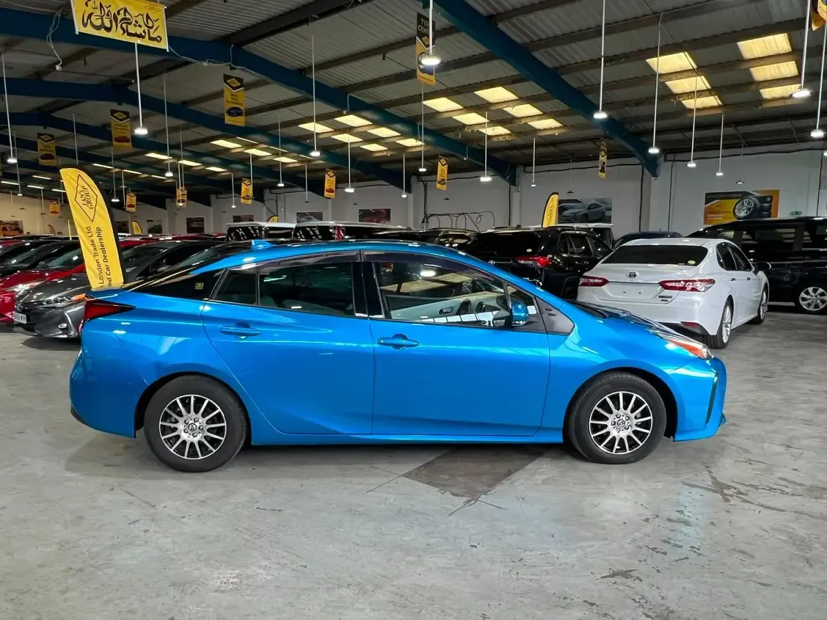 Used Toyota Prius 140 HP (102 kW) 2026 Blue Hatchback