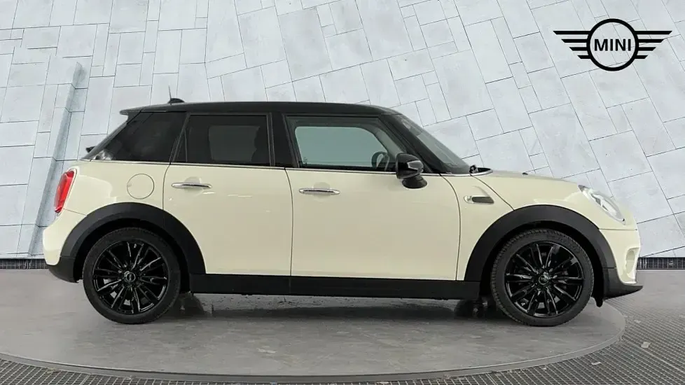 Used Mini Cooper Hatch 134 HP (98 kW) 2016 White Hatchback