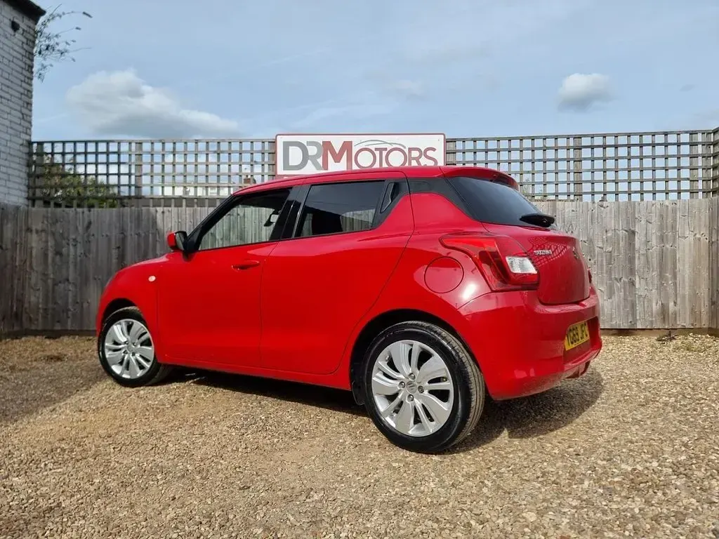 Käytetty Suzuki Swift SZ-T 111 HP (81 kW) 2019 Punainen Viistoperä