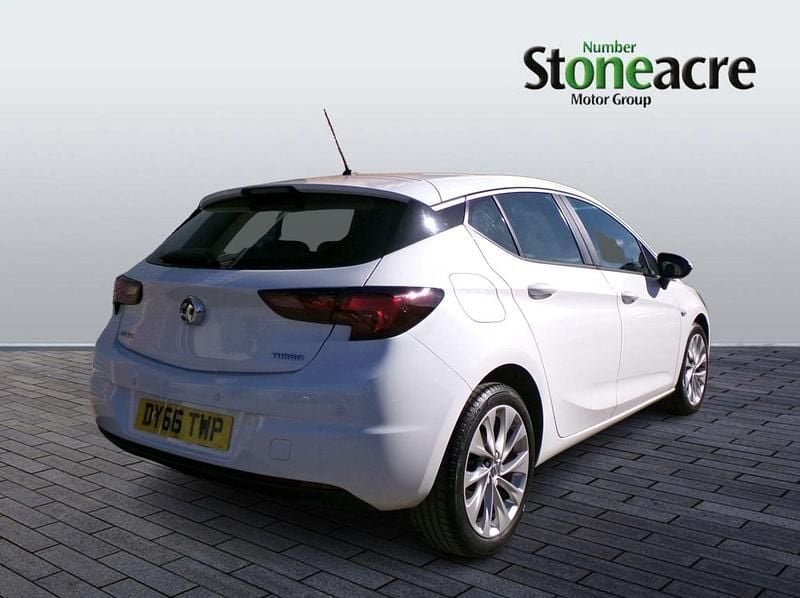 Used Vauxhall Astra Design Edition 123 HP (90 kW) 2016 White Hatchback