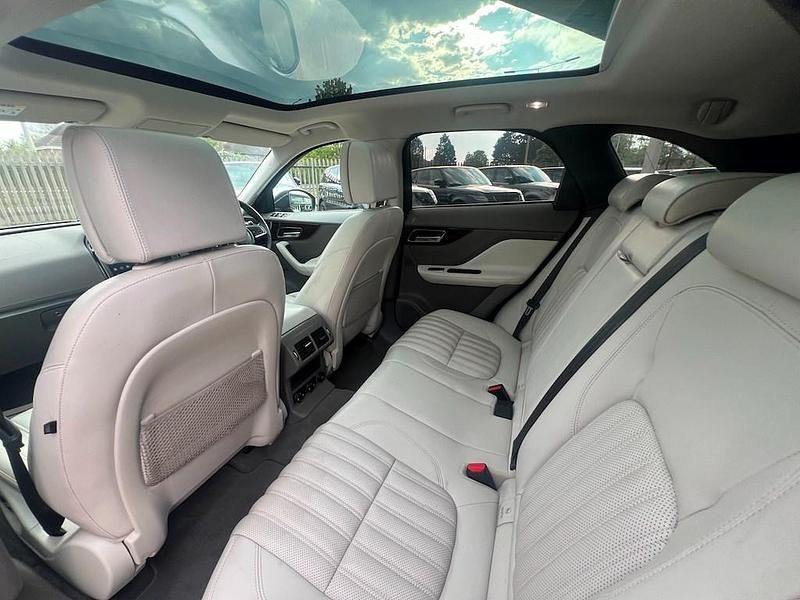 Second-hand Jaguar F-Pace Portfolio 240 CP (176 kW) 2018 Gri SUV