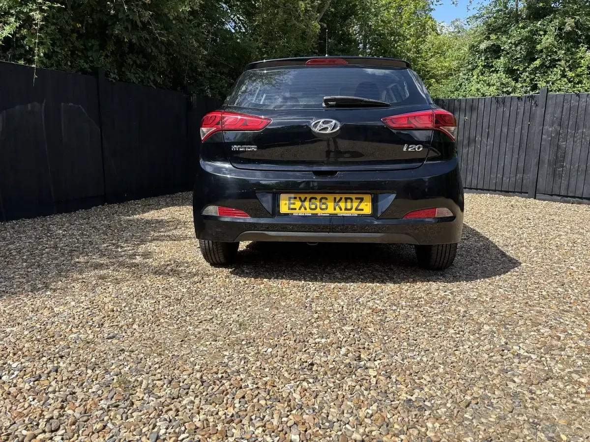 Used Hyundai i20 84 HP (61 kW) 2016 Black Hatchback