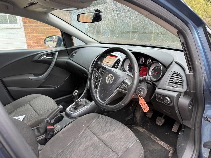 Used Vauxhall Astra 110 HP (80 kW) 2015 Blue Estate