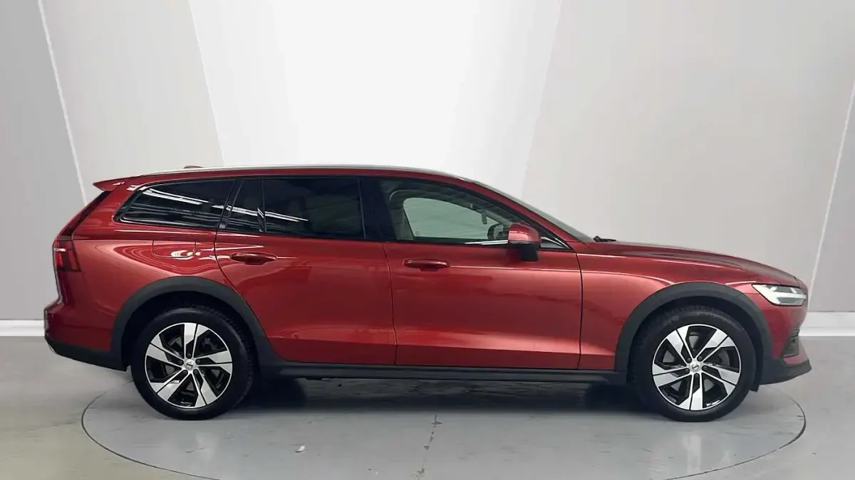 Used Volvo V60 CC 247 HP (181 kW) 2022 Red Estate