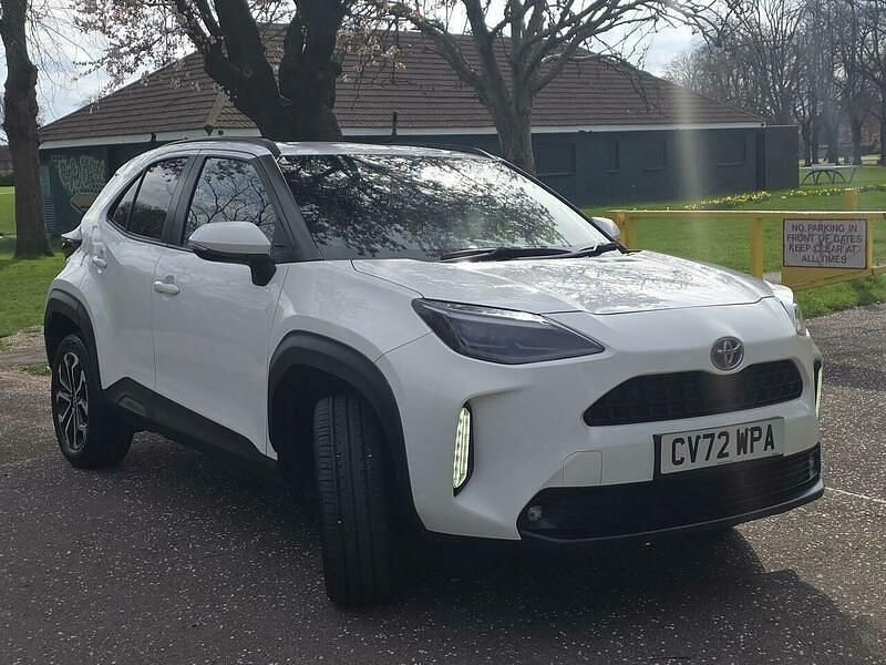 Used Toyota Yaris Hybrid Design 116 HP (85 kW) 2023 White Hatchback