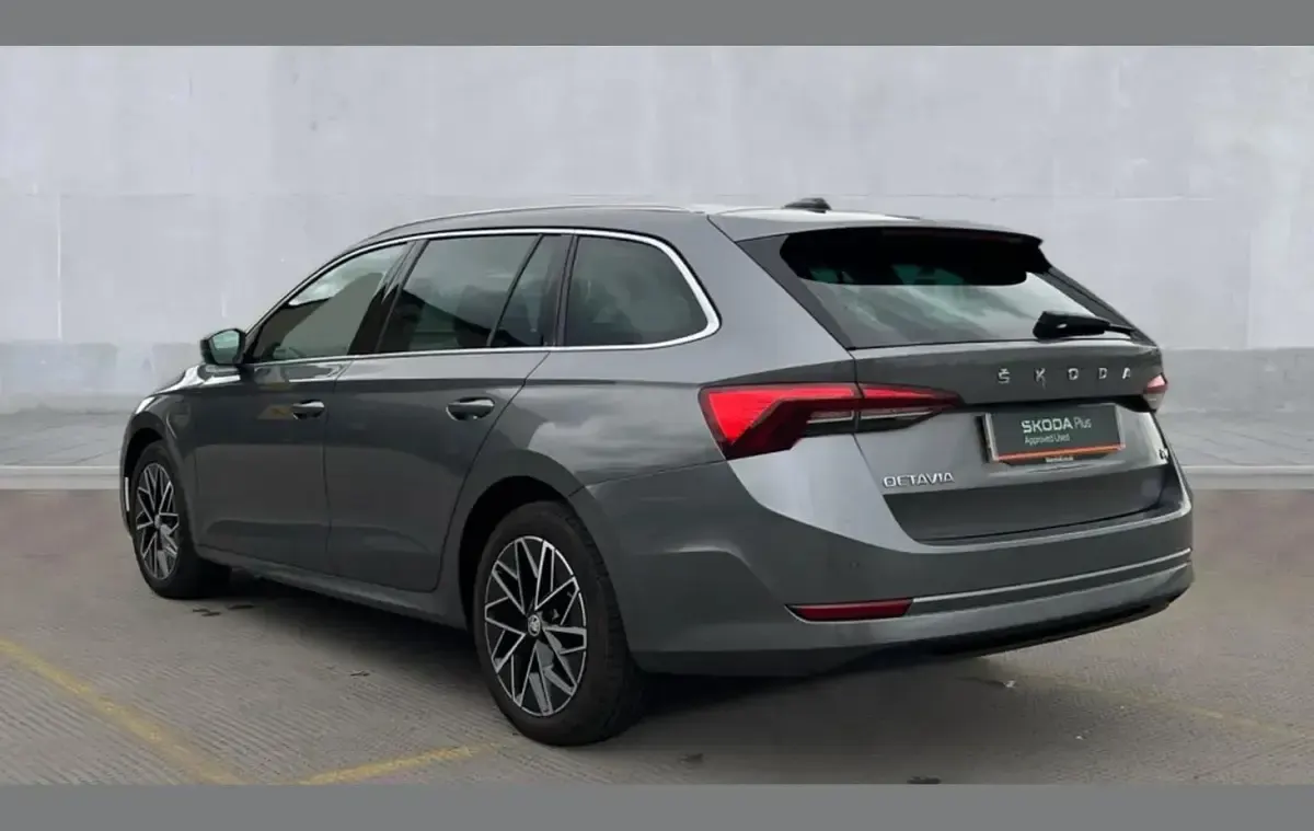 Begagnad Skoda Octavia SE L 200 HK (147 kW) 2023 Grå Kombi