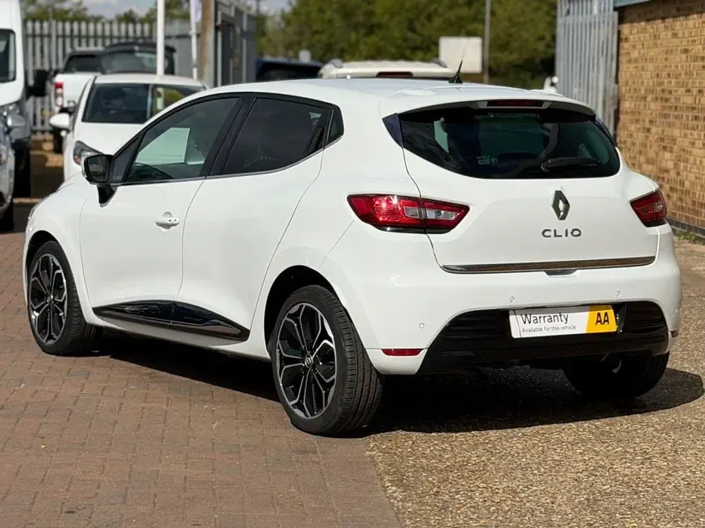 Used Renault Clio Iconic 75 HP (55 kW) 2019 White Hatchback