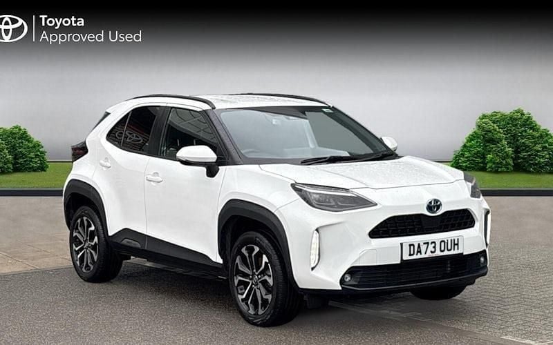 Used 2025 Toyota Yaris Hybrid Design Estate | £21,390 (Good price) - Image 1/2