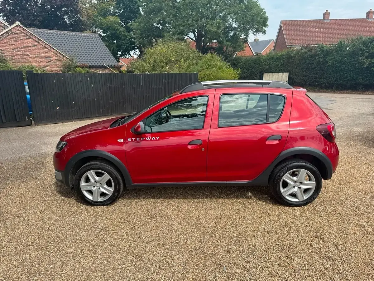 Used Dacia Sandero Lauréate 2014 Red Hatchback