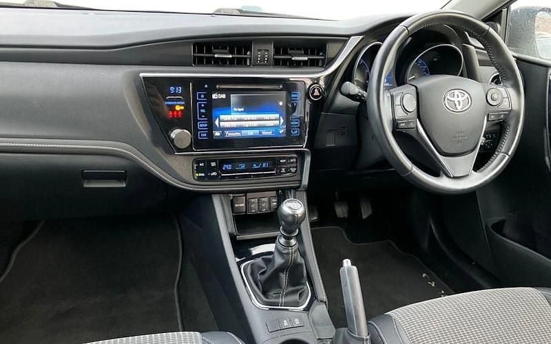 Used Toyota Auris 112 HP (82 kW) 2017 Blue Hatchback