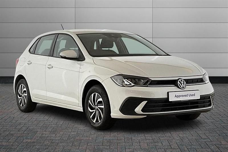 Used VW Polo Life 80 HP (58 kW) 2023 Pure white Hatchback