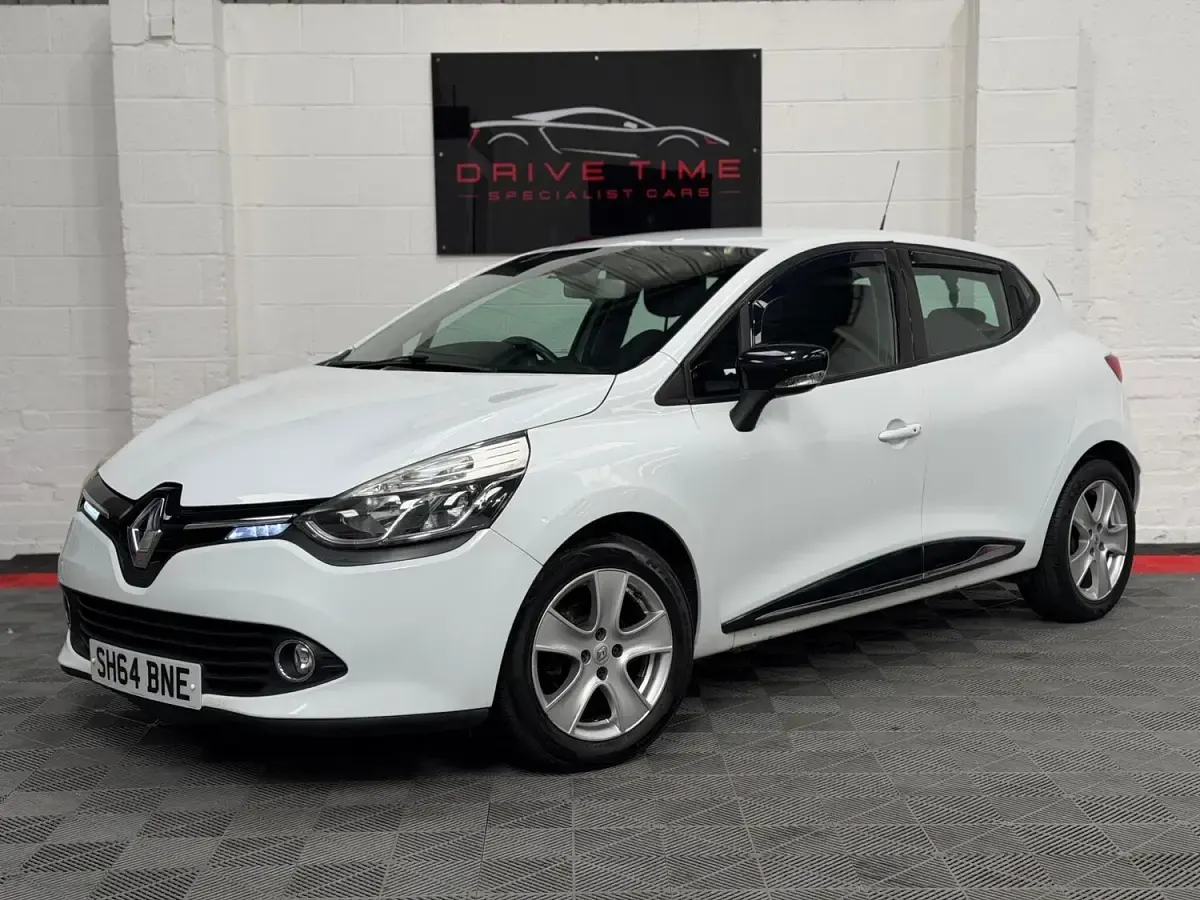 Used Renault Clio Dynamique 75 HP (55 kW) 2014 White Hatchback