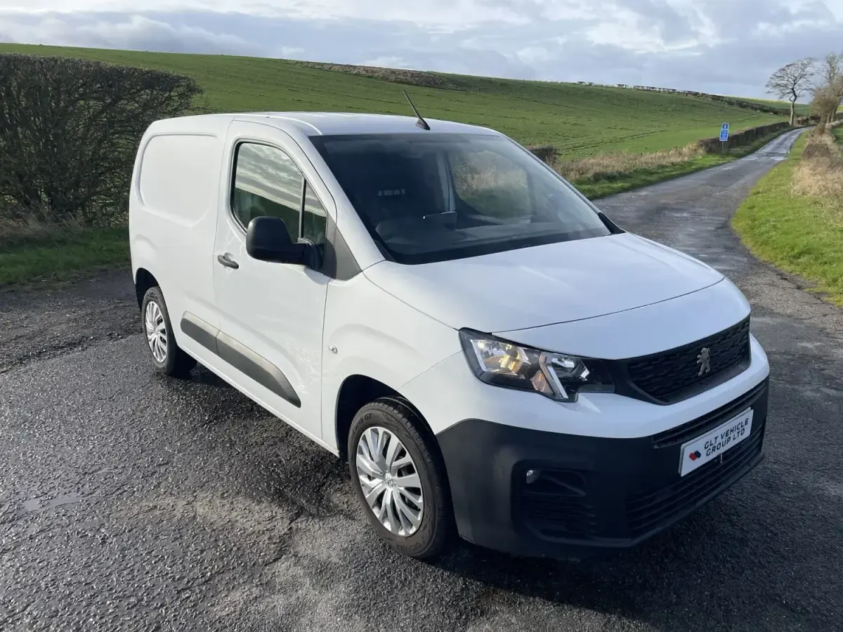 Begagnad Peugeot Partner 131 HK (96 kW) 2019 Vit Minibuss
