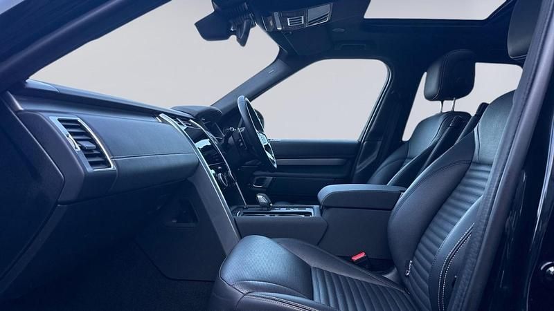 Used Land Rover Discovery 5 SE Dynamic 2023 Santorini black SUV