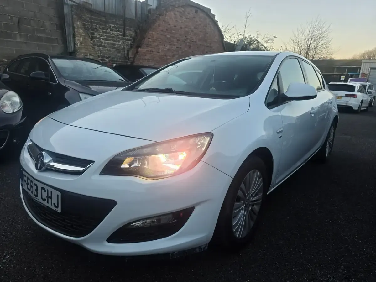 Used Vauxhall Astra 2013 White Hatchback