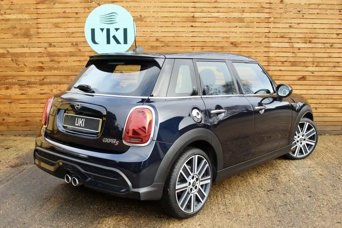 Begagnad Mini Cooper S Exclusive 2022 Svart Halvkombi