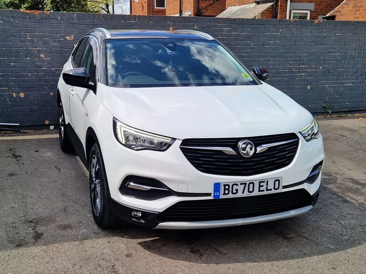 Used Vauxhall Grandland X SRi 130 HP (95 kW) 2020 White SUV