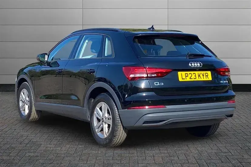 Usado Audi Q3 Comfort 150 HP (110 kW) 2023 Preto SUV