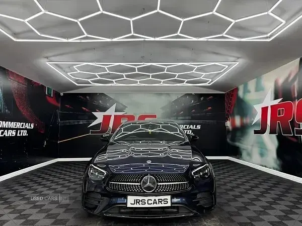 Usado Mercedes E200 AMG line 200 CV (147 kW) 2022 Azul Berlina