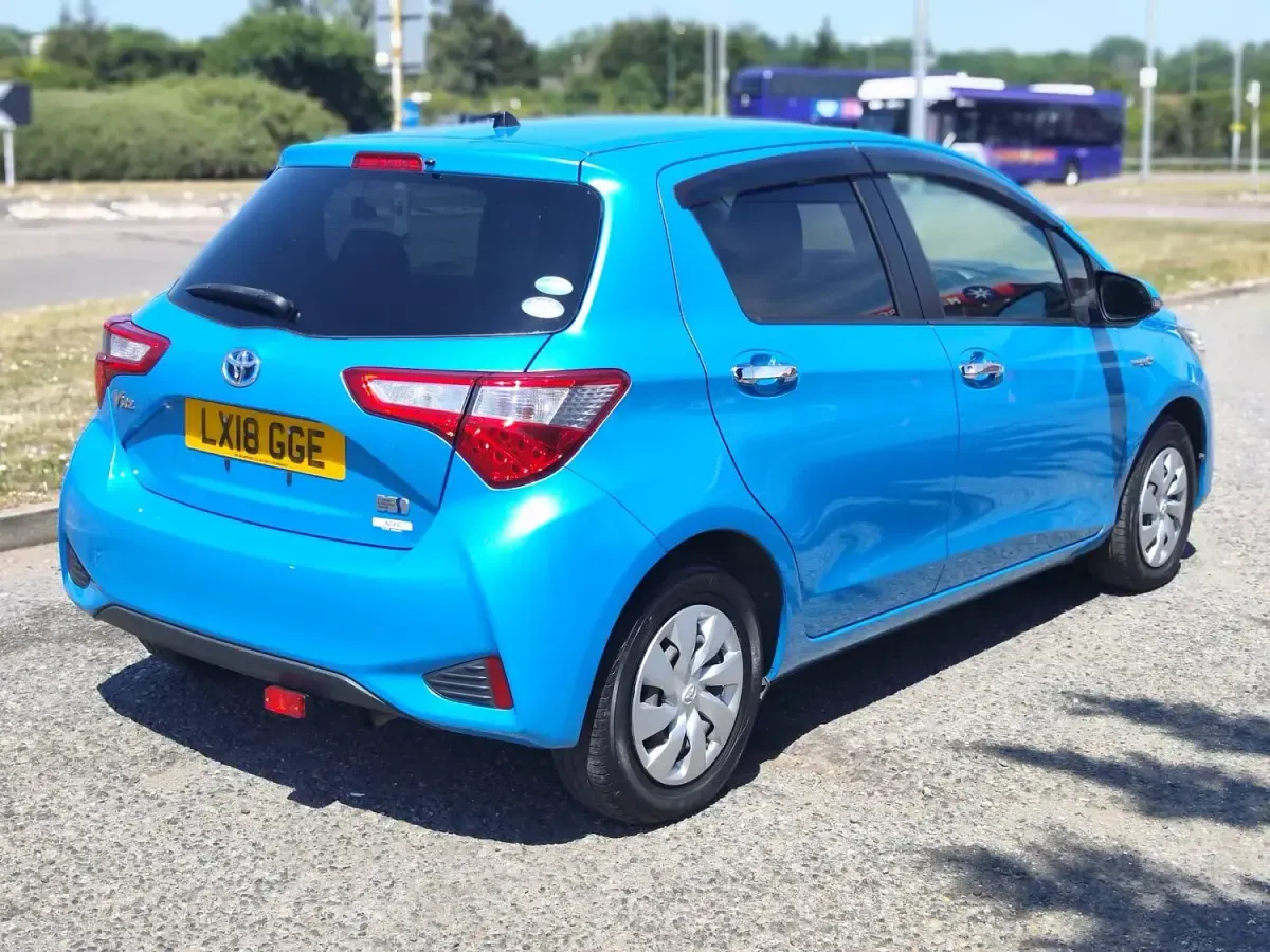 Used Toyota Yaris 100 HP (73 kW) 2018 Blue Hatchback
