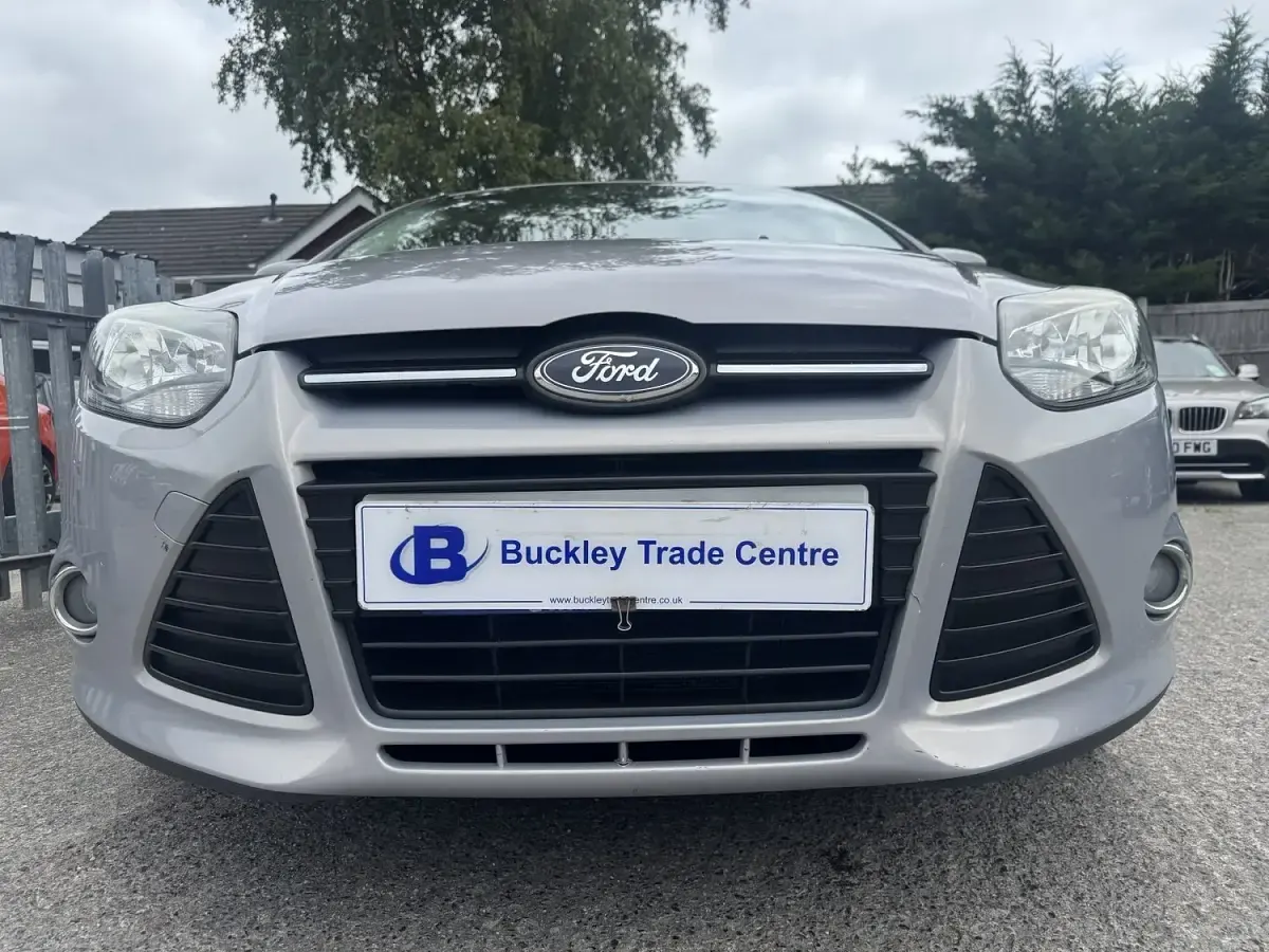 Used Ford Focus Zetec 125 HP (91 kW) 2011 Silver Hatchback