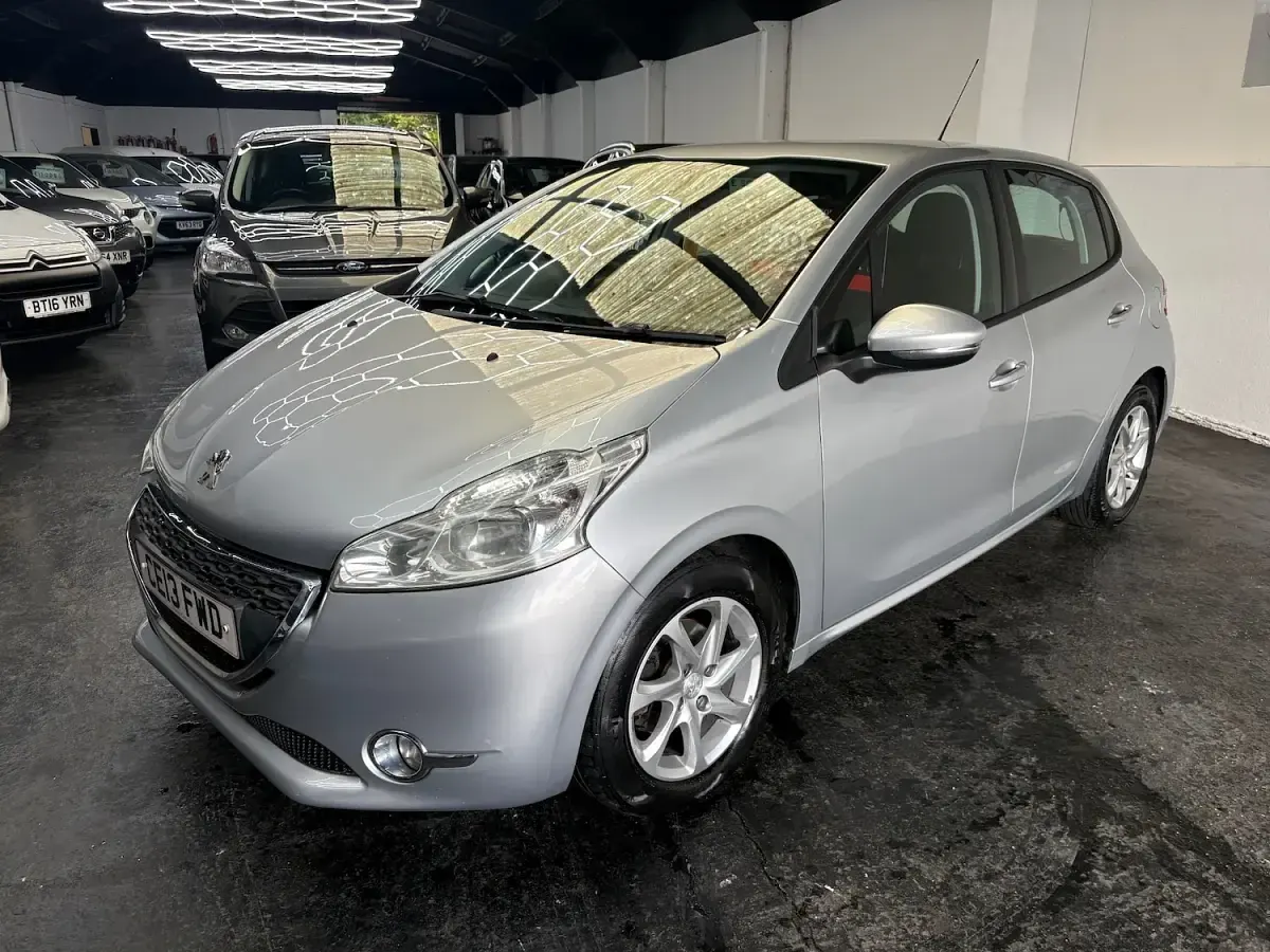 Used Peugeot 208 Active 70 HP (51 kW) 2013 Silver Hatchback