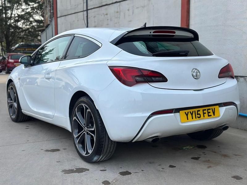 Used Vauxhall Astra GTC Edition 200 HP (147 kW) 2015 White Hatchback