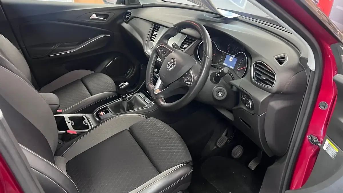 Used Vauxhall Grandland X SRi 130 HP (95 kW) 2021 Red SUV