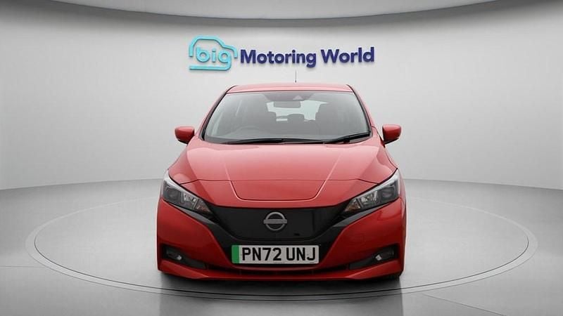 Begagnad Nissan Leaf Acenta 110 kW (150 HK) 2022 Röd Halvkombi