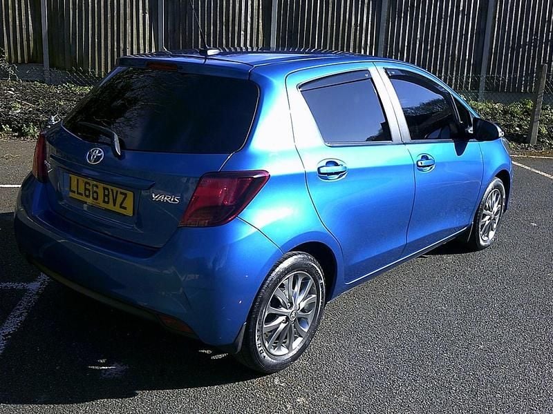 Used Toyota Yaris 99 HP (72 kW) 2016 Blue Hatchback