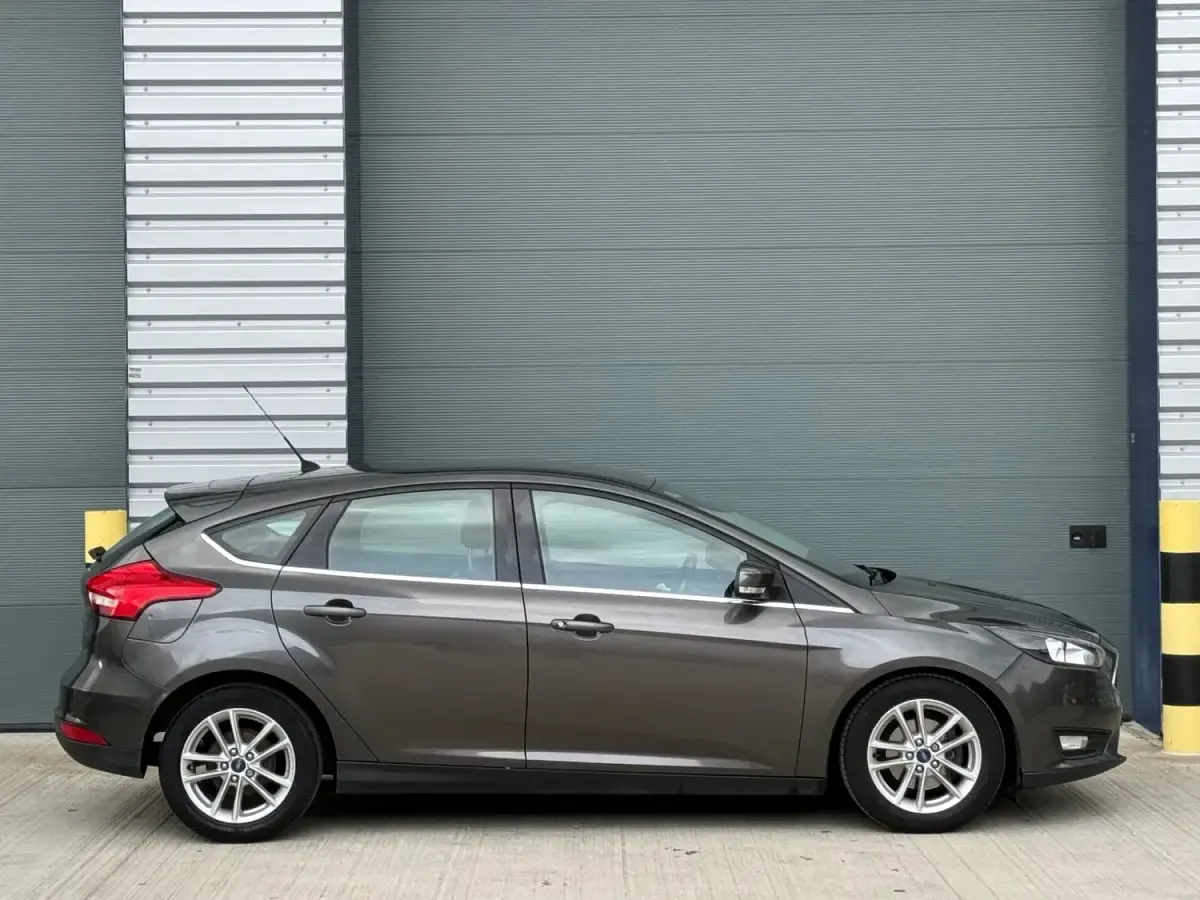 Begagnad Ford Focus Zetec 125 HK (91 kW) 2015 Grå Halvkombi