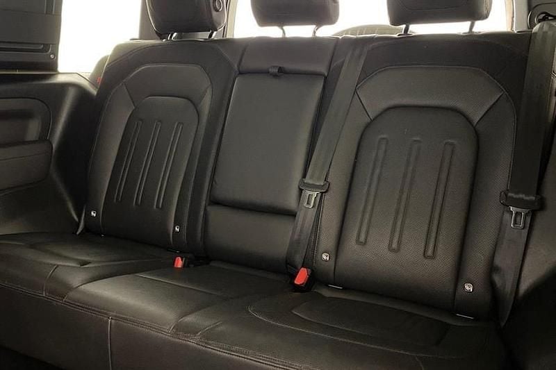 Used Land Rover Defender Dynamic 250 HP (183 kW) 2022 Fuji white Estate