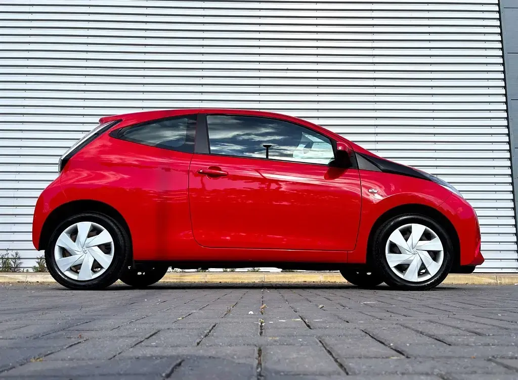 Used Toyota Aygo X-play 68 HP (50 kW) 2017 Red Hatchback