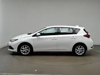 Used Toyota Auris 116 HP (85 kW) 2017 White Hatchback