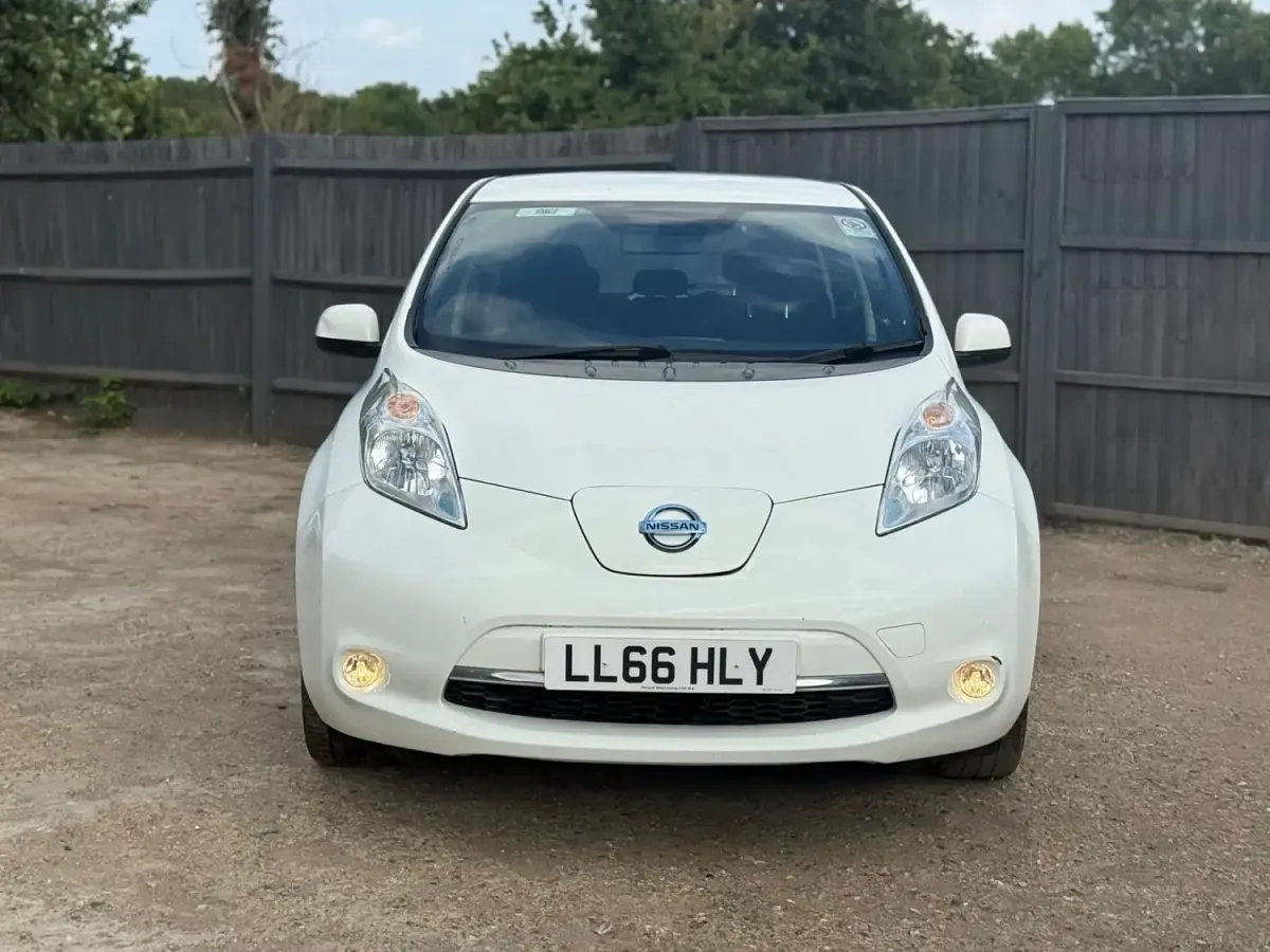 Gebraucht Nissan Leaf Acenta 80 kW (109 PS) 2016 Weiß Kleinwagen
