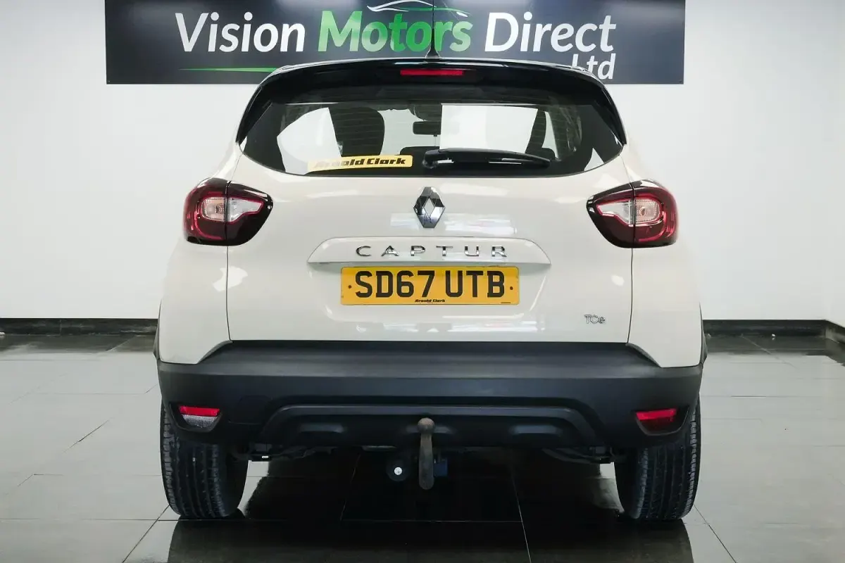 Used Renault Captur Dynamique 90 HP (66 kW) 2017 Cream/black SUV
