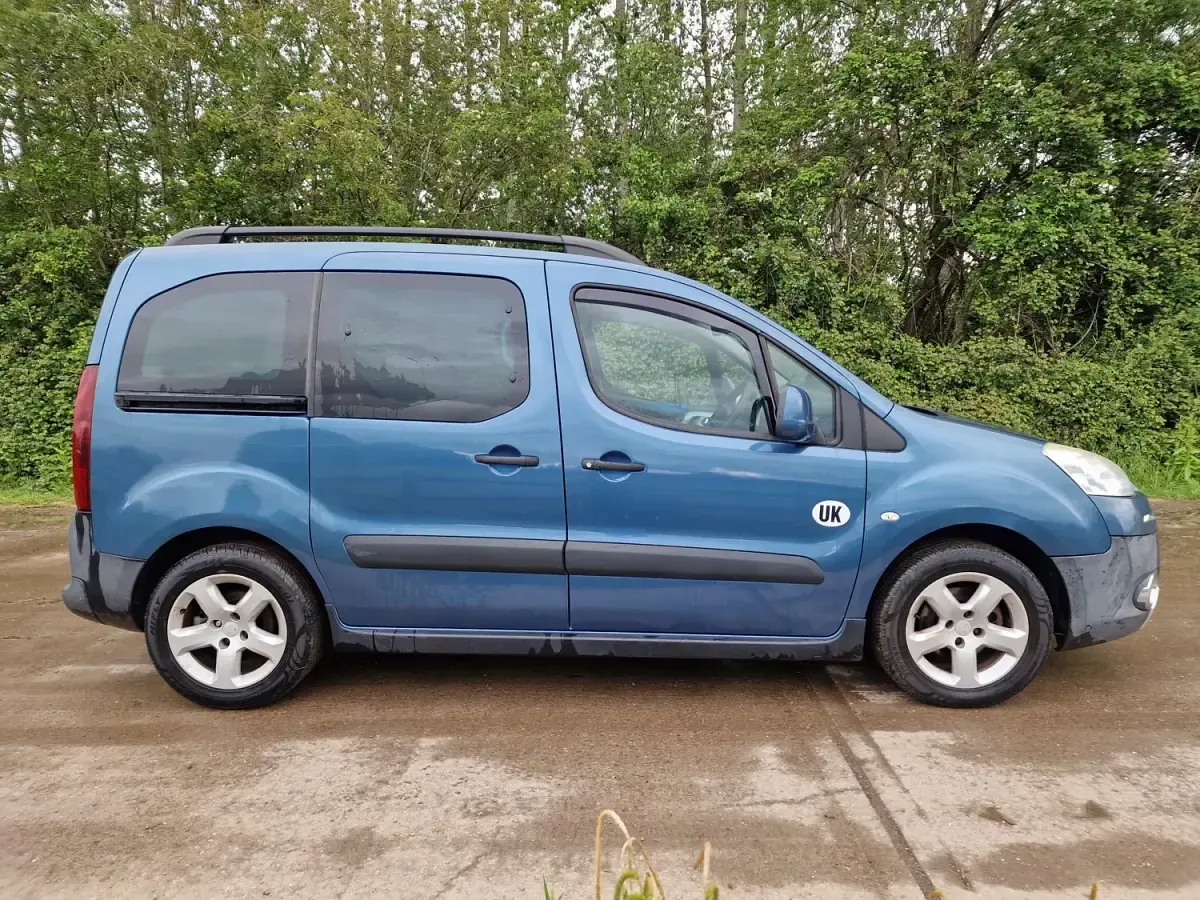 Gebraucht Peugeot Partner Tepee Outdoor 115 PS (84 kW) 2014 Blau Van / Kleinbus