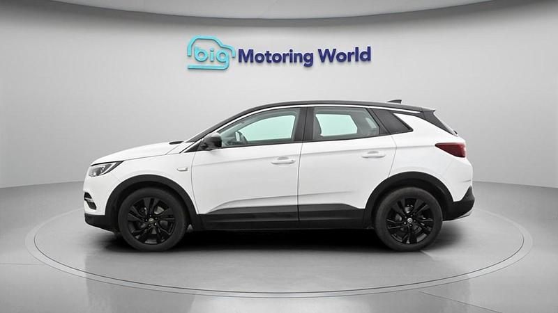 Used Vauxhall Grandland X Sport 130 HP (95 kW) 2019 White SUV