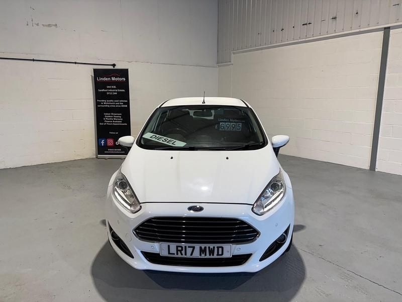 Begagnad Ford Fiesta Zetec 2017 Vit Halvkombi