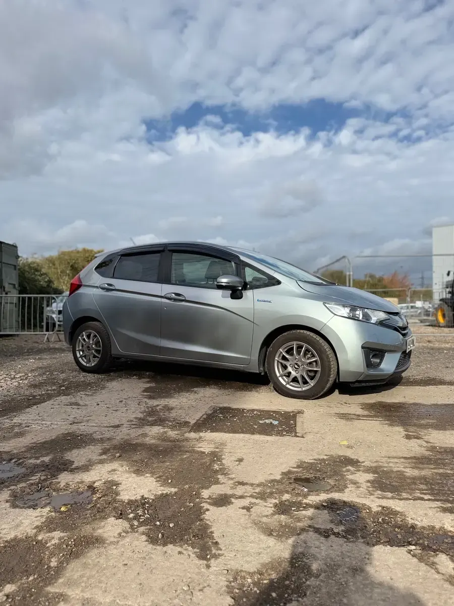 Used Honda Fit 132 HP (97 kW) 2013 White Hatchback