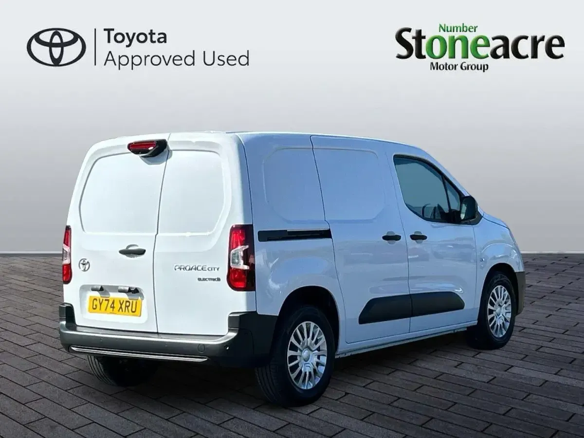 Used Toyota Proace 50 kW (68 HP) 2024 White MPV