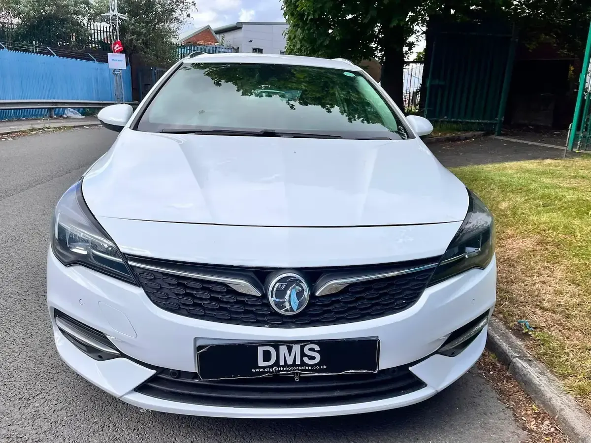 Used Vauxhall Astra SRi 145 HP (106 kW) 2021 White Estate