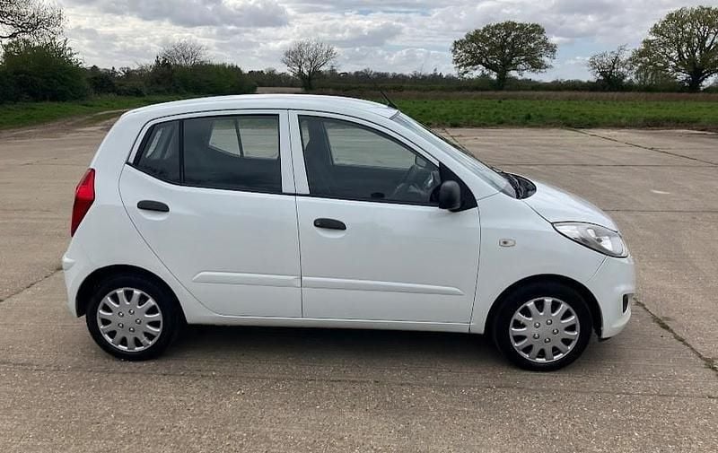 Used Hyundai i10 Classic 85 HP (62 kW) 2013 White Hatchback